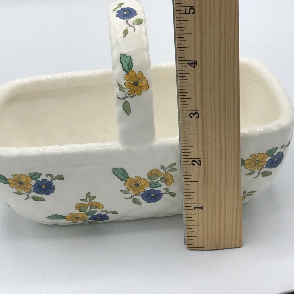 Floral Basket Made in‎ Japan Exclusively for Elizabeth Arden 7x4